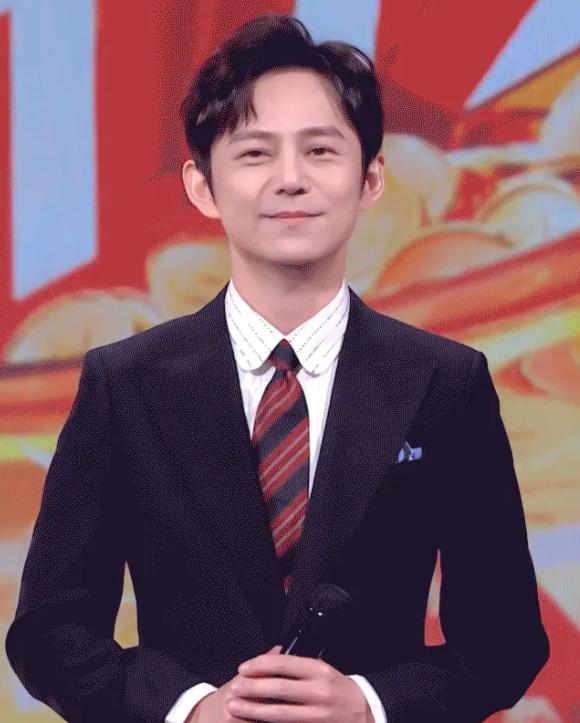 发际线秃的男星,盘点十大秃头男星佩戴假发