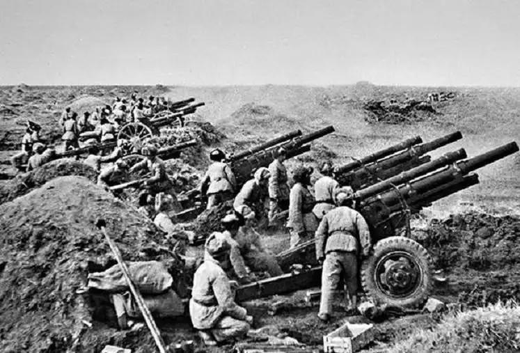 第4军遭马家军包围，炮兵急中生智：炮轰穿蓝毛衣的人！果然脱险