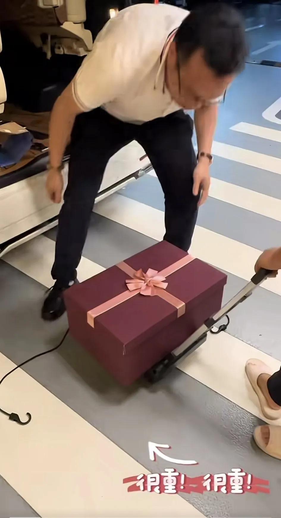 闺蜜给女子送10万元刮刮乐作为生日礼物,网友,快看她小区的房价