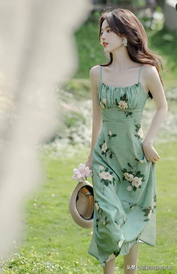 今年爆火吊带裙,最近很火的印花裙子
