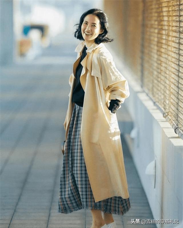 大妈们再懒也少穿运动鞋、打*裤底**，没气质！学日本主妇这样穿多美