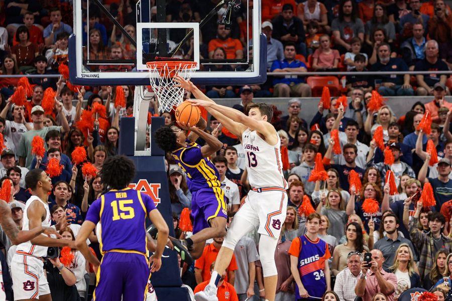 身高2米16，单场16分10板11帽！全美第二中锋，这么强都落选NBA？