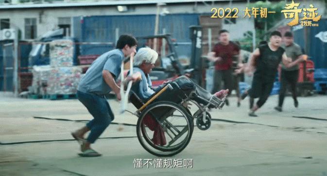 易烊千玺王传君祝福众人反应视频,王传君评价易烊千玺