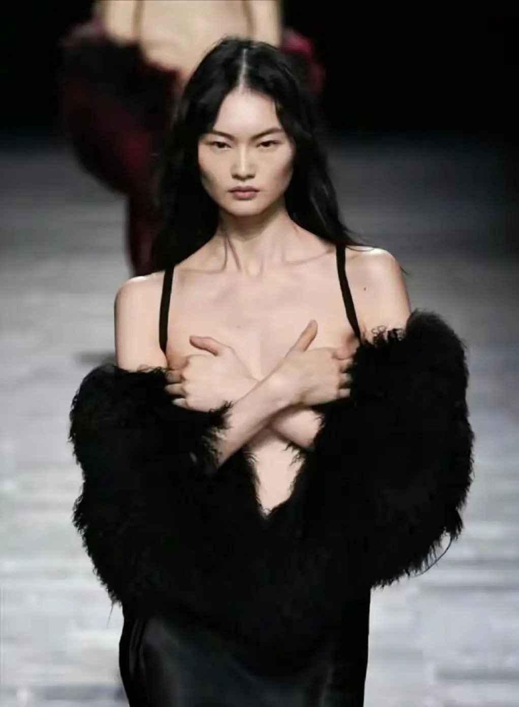 刘雯穿大翅膀走秀视频,刘雯贺聪维密