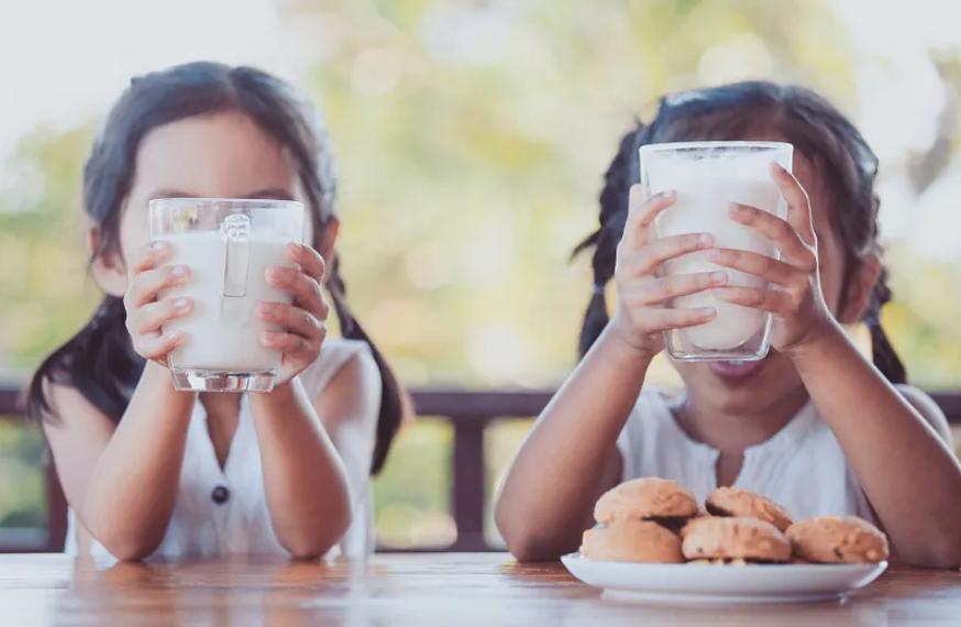 失眠睡前喝牛奶真的助眠吗,睡眠不好晚上喝牛奶能助眠吗