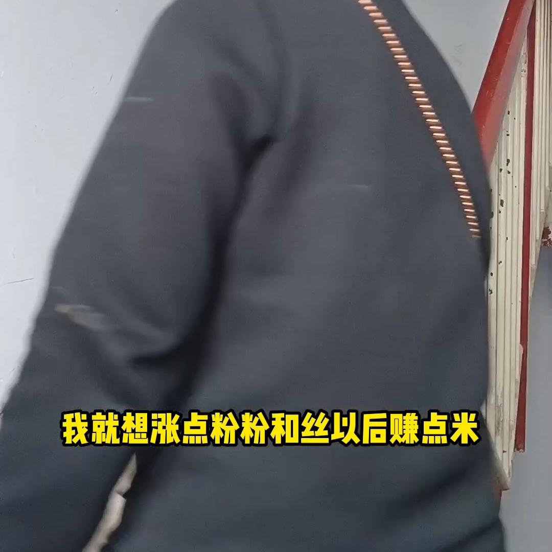 不要活在别人嘴里要活在自己心底,不要活在别人的嘴里那样会很累的