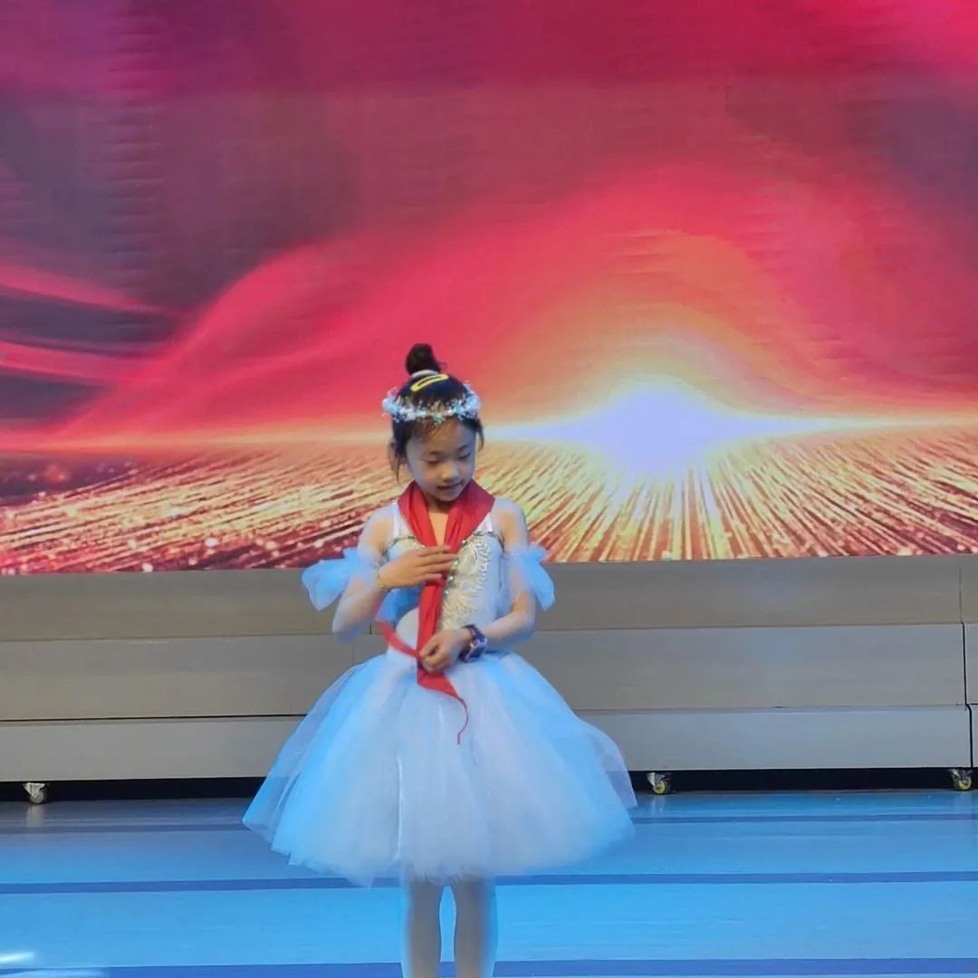 江苏常熟市商城小学舞蹈《成长在祖国的怀抱里》荣获三等奖