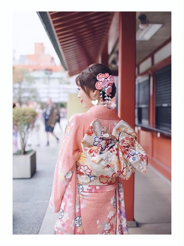 日本和服背后必须要有小枕头呢,日本女性穿和服背后为什么要枕头