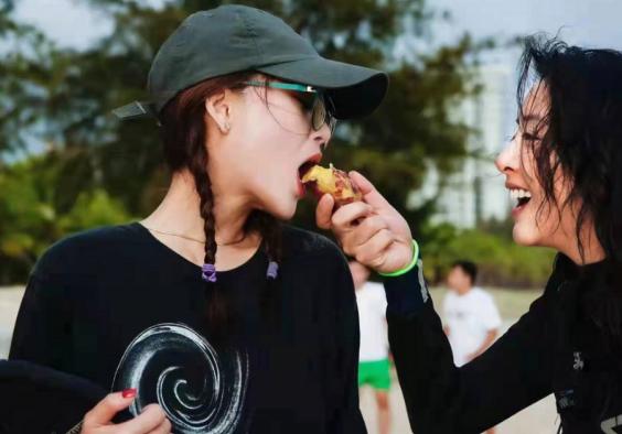 殷桃穿吊带裙拍写真,42岁的殷桃晒出身材照