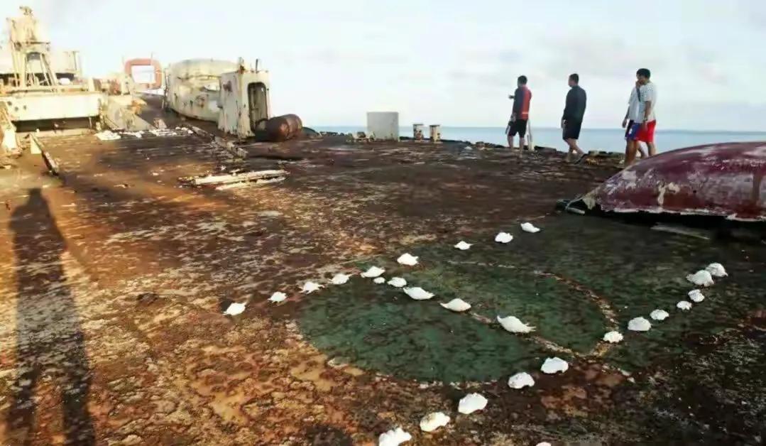 菲船要被拖走了?美军派出航母强行出头,我方出动军舰紧急大包围