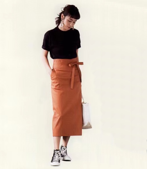 女生穿运动鞋最时尚的穿搭,白体恤怎么搭配裙子运动鞋