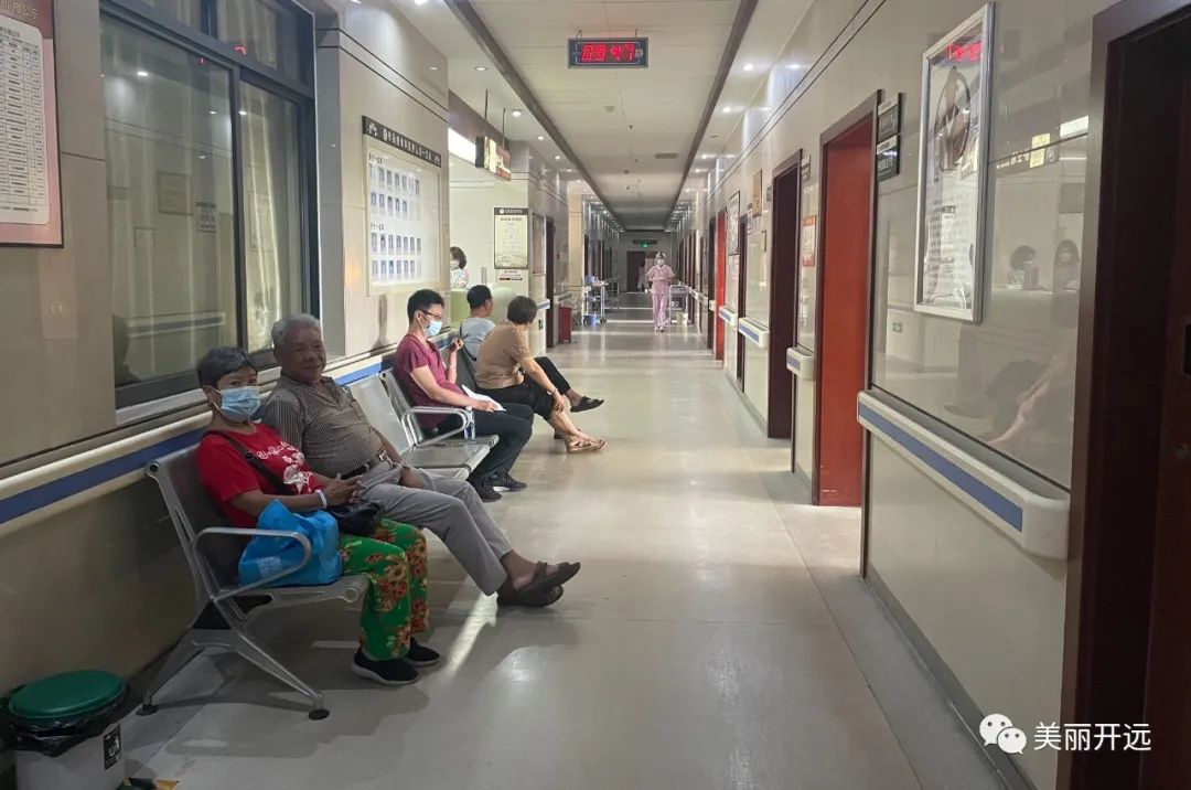 诊室人山人海,中医诊所人山人海