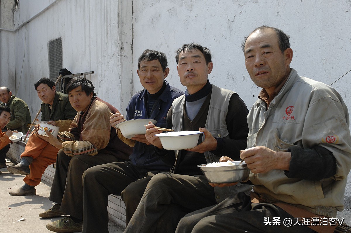 又出专家：哪里还有一月5000工资的农民工农民工都年薪百万了