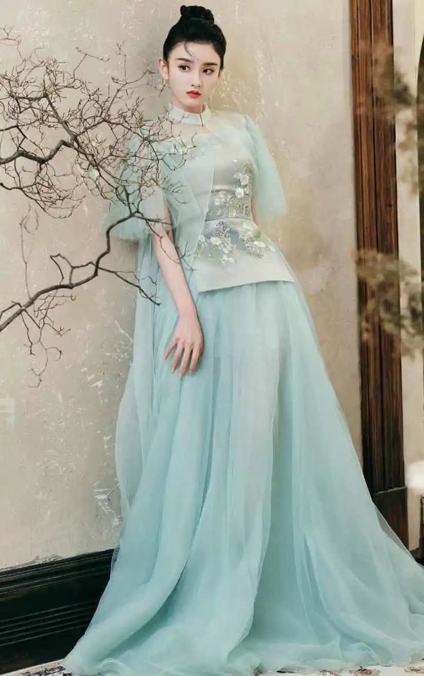 赵露思穿上廉价中国风礼服，俗成了18线网红