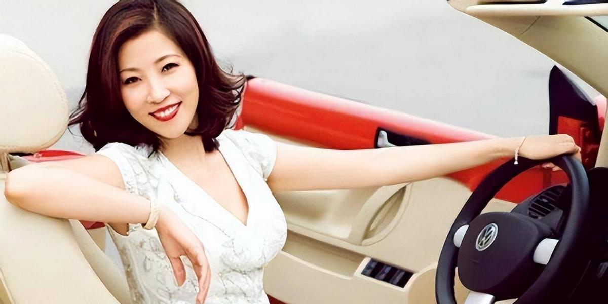 她是体坛的败类，卷走44亿逃亡美国，如今买飞机、住豪宅生活潇洒