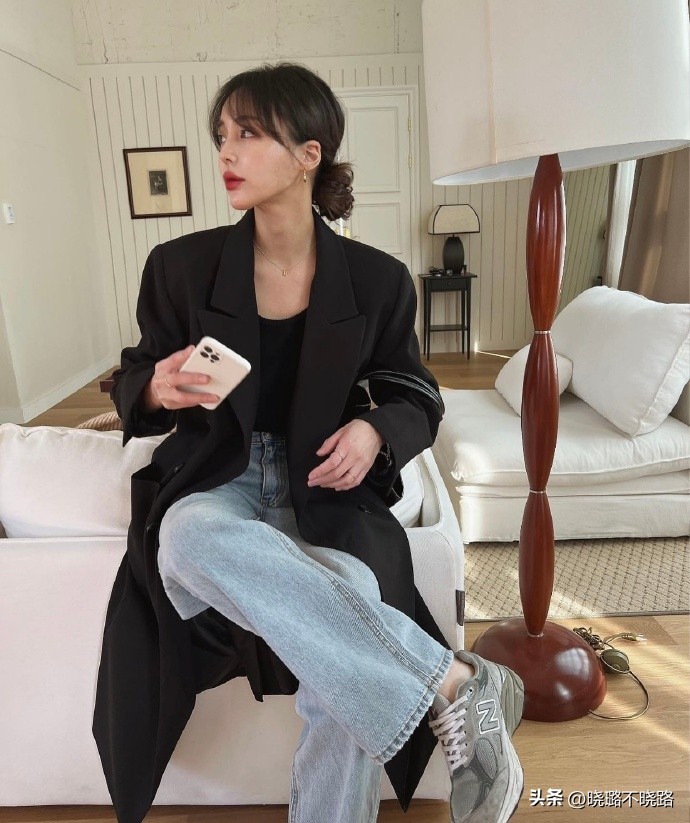 米白色风衣搭配黑色半筒靴子,风衣怎么搭配靴子好看