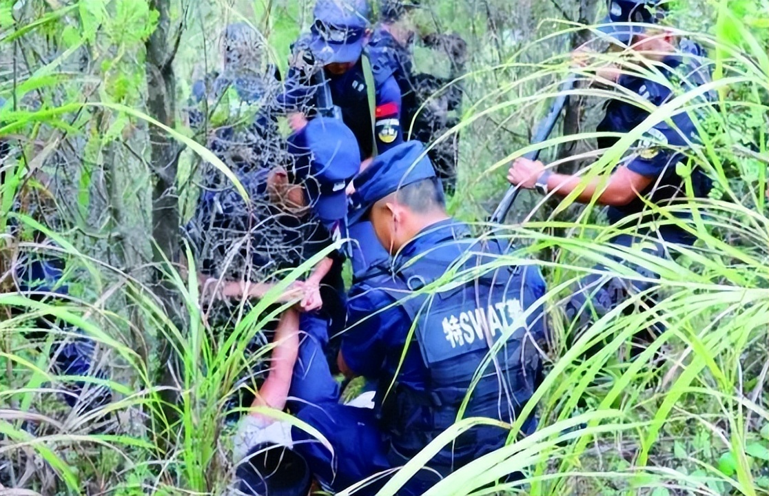 你让我无家可归，我杀你全家！男子怒砍邻居一家5口后，畏罪自杀