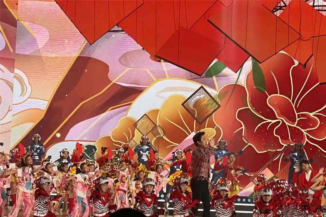 山东春晚路透！53岁周涛气质佳，郭德纲冯巩现身，刘雨昕全家登台