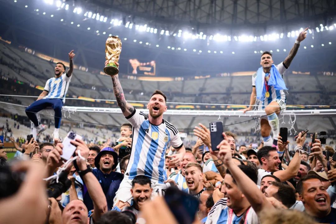 梅西与父母间的关系,梅西的父母年轻是干什么的