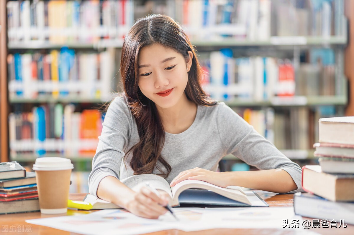 到底如何看待小孩的课外书 (读课外书对孩子的成绩有帮助吗)
