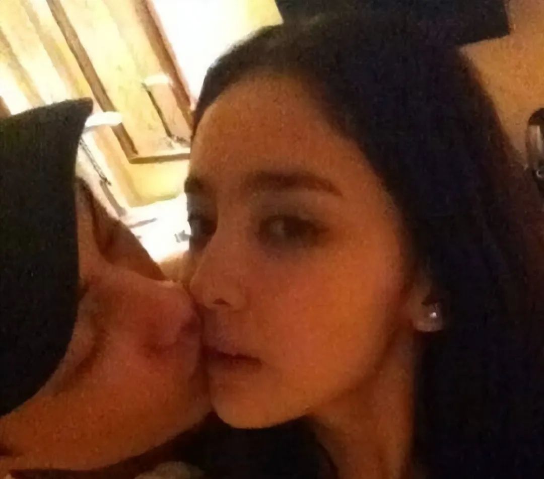 娜扎牛仔裤引争议,娜扎黑色破洞裤