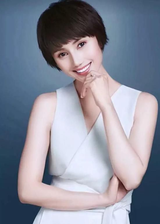 当46岁袁泉和63岁费翔站在一起，我终于明白，什么是顶级骨相