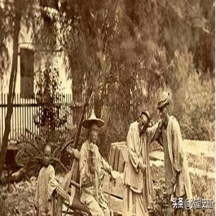 高清老照片：旗人格格大腿岔开豪放洗衣，地主三妻四妾不输女明星