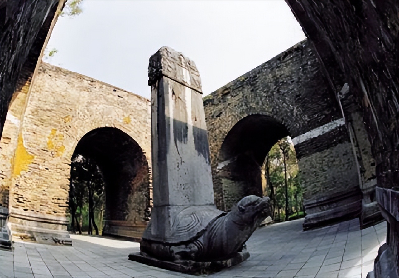 康熙明孝陵前祭拜朱元璋,朱元璋真的葬在明孝陵吗