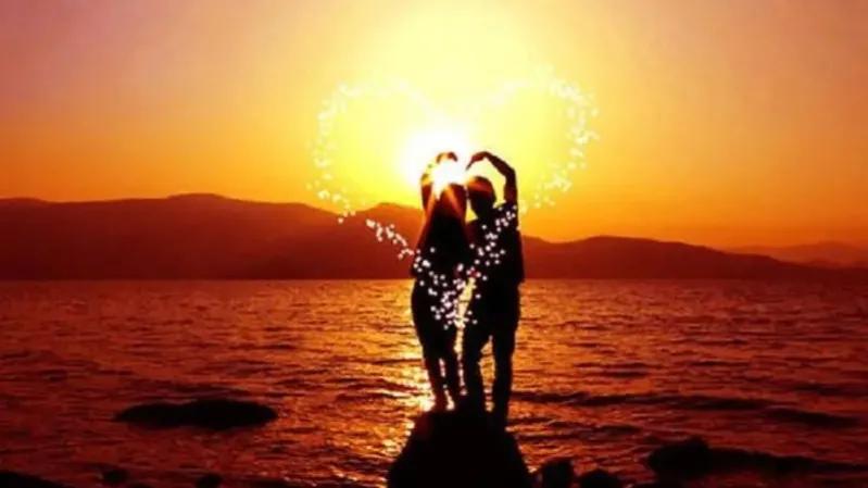 男：“老婆，情人节了，我送你一根葱。”女：“谢谢老公！”