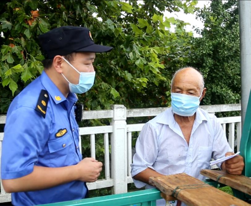 城管砸西瓜执法遇到警察,西瓜摊贩抗拒城管执法后续