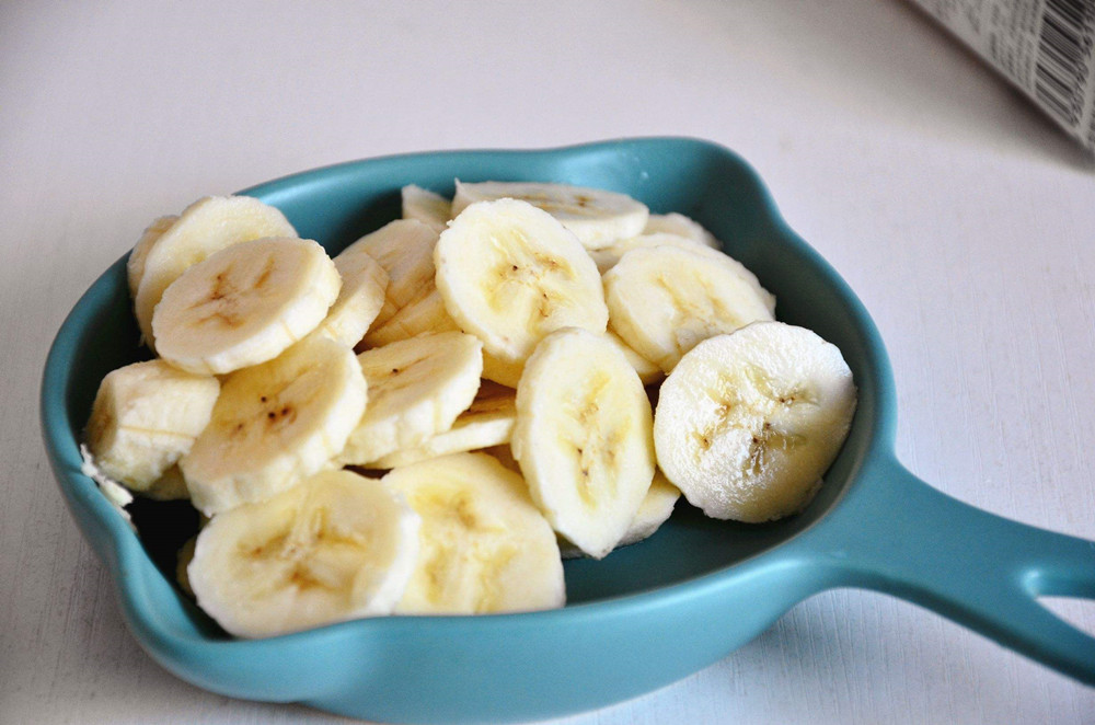 香蕉放水里泡一泡有什么作用,香蕉烂了别再扔了它还有这些用处