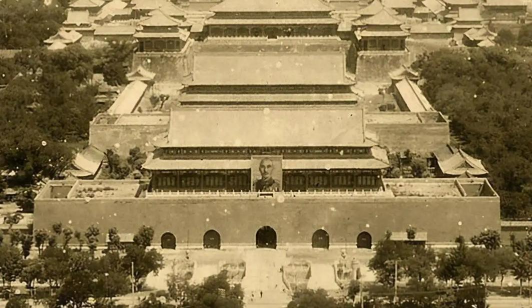 除了毛主席之外，*安门天**城楼上还挂过11个人的画像，都有谁？