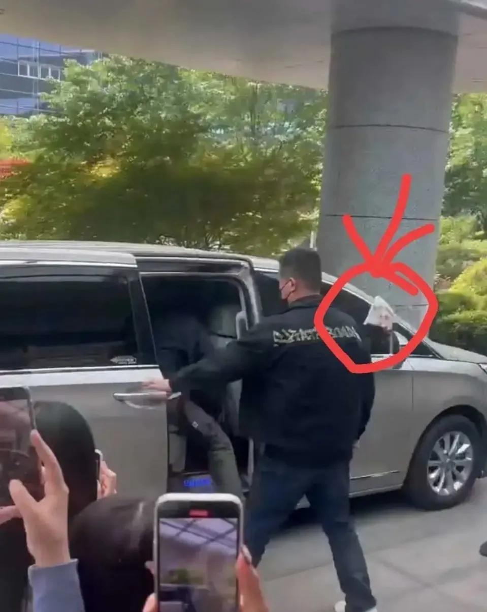 张丹峰洪欣风波后首次合体亮相,张丹峰洪欣各种晒娃引婚变猜想