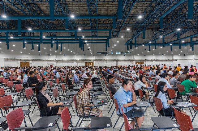 河南高考出现“书写笔断水”现象，其背后的原因是什么？