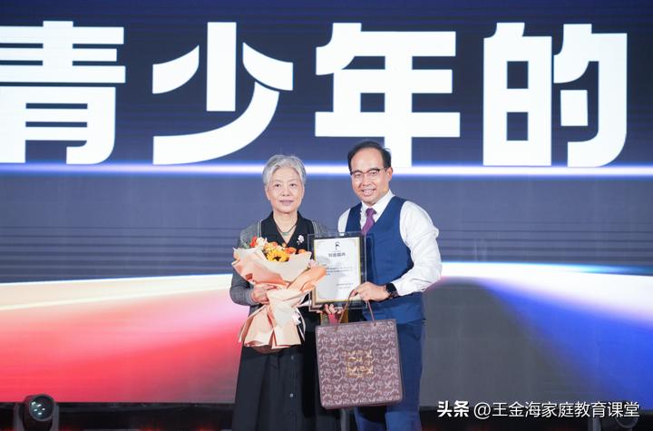 李玫瑾教授言传身教,李玫瑾家庭教育重在言传身教