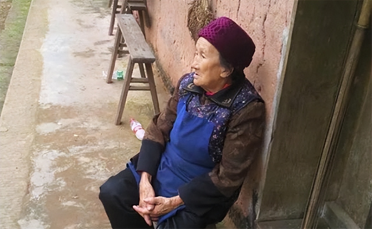 小伙带29岁寡妇隐居深山50年,19岁小伙与寡妇隐居深山50年