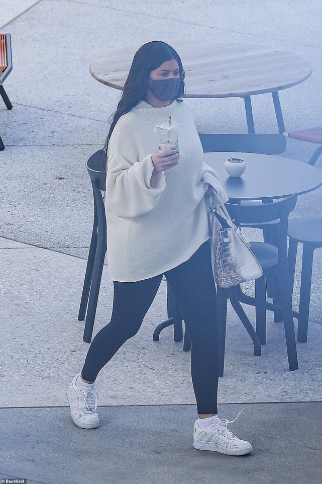 金小妹二胎产后首次晒黑人男友！抚摸孕肚好暖，分娩过程首曝光