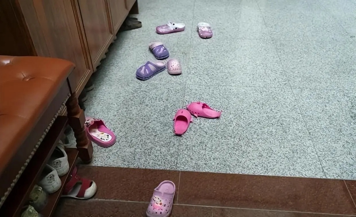 拖鞋穿久了“又黑又黄”不好洗？教你妙招，不用手刷，跟新一样