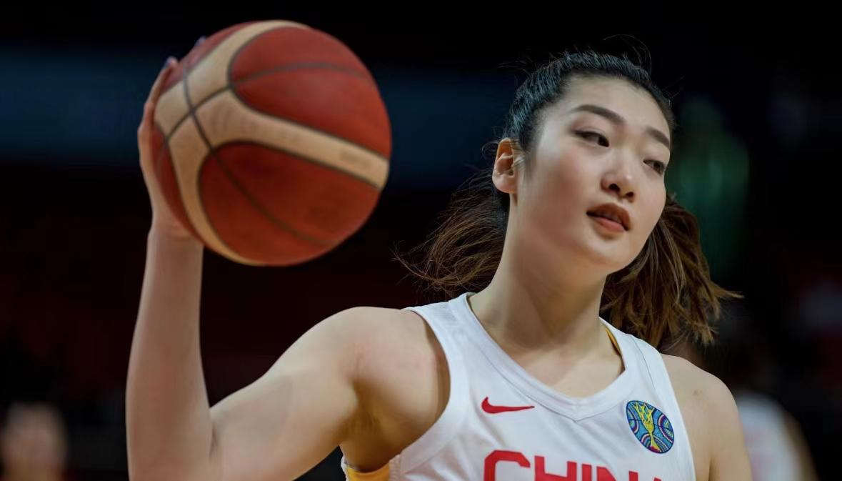 李梦惊艳脚步三分命中,李梦投进三分眼神杀