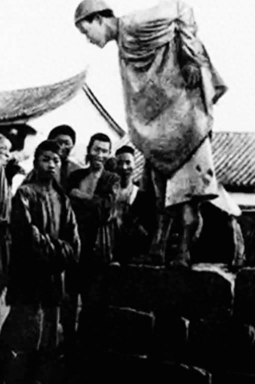 日军日记：*安妇慰**不服从管教，我很愤怒，用*刀刺**插入她的*体下**