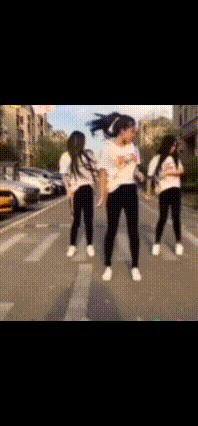 牌牌琦现状在哪,牌牌琦站在库里南上的照片