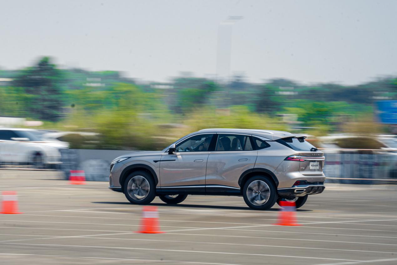 荣威rx5全细节场地测试,荣威rx5battle试驾视频