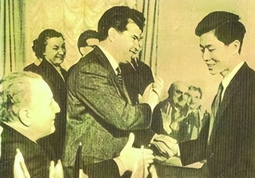 钢琴家刘诗昆：78岁娶女徒弟，81岁升级当爸爸，一家三口其乐融融