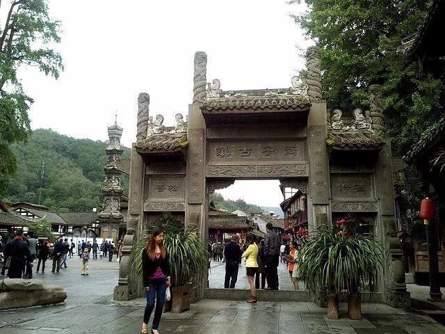 拜水都江堰问道青城山是诗词吗,拜水都江堰问道青城山完整版