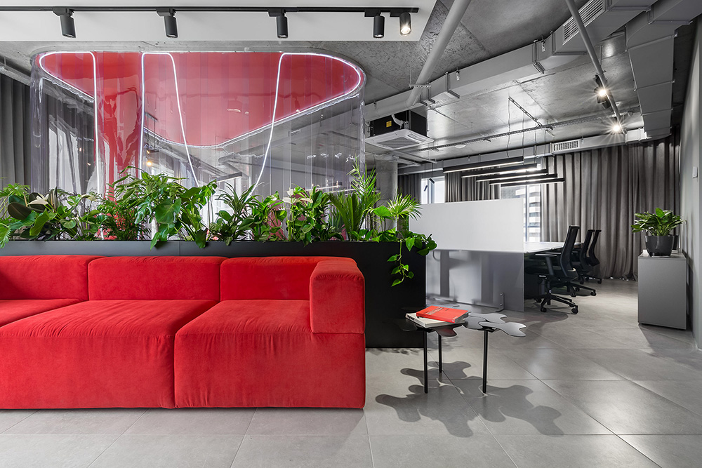 红蓝渐变手机游戏开发公司基辅办公设计欣赏