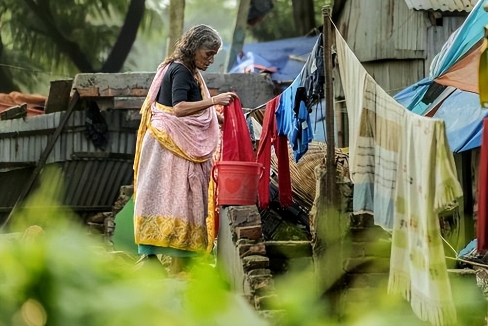 快速发展的特大城市达卡的贫民窟和非贫民窟，社区改善水成本如何