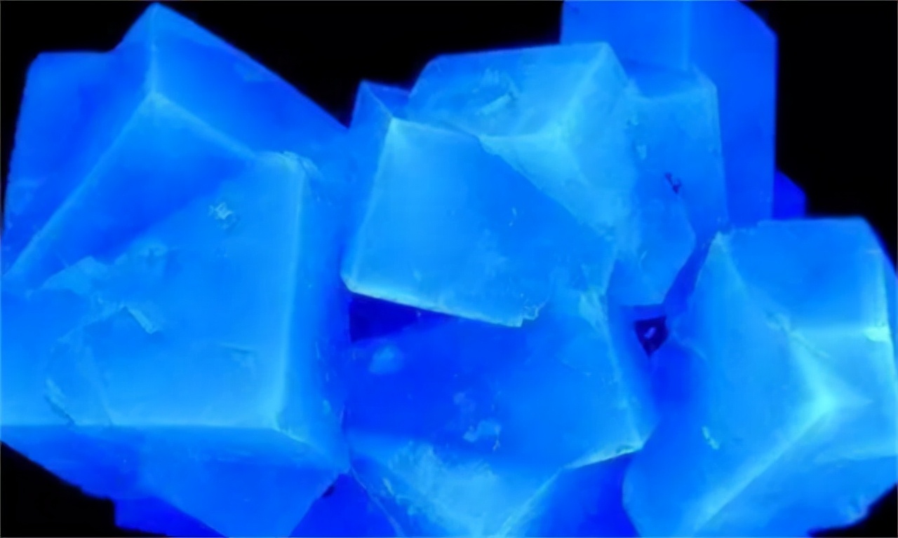 世界上最大的夜明珠怎么成路灯了,男子挖到6吨夜明珠