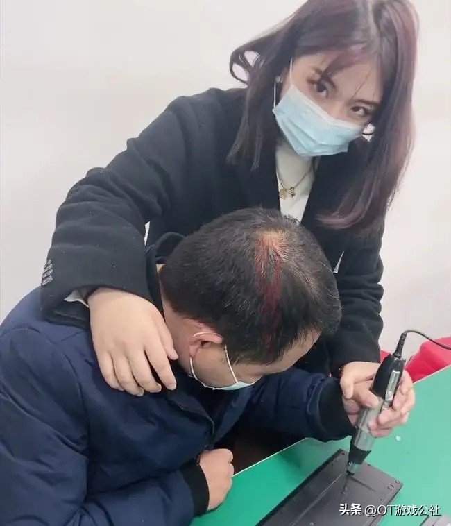 余霜直播被敲门叫管泽元,管泽元解说杯余霜采访