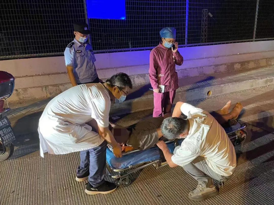 高温晕倒男子后续,小伙中暑晕厥他们暖心急救