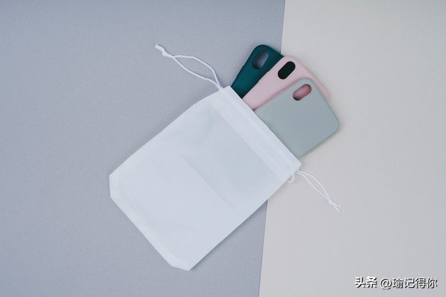 男子低头玩手机差点被绊倒,男子低头玩手机过马路被撞